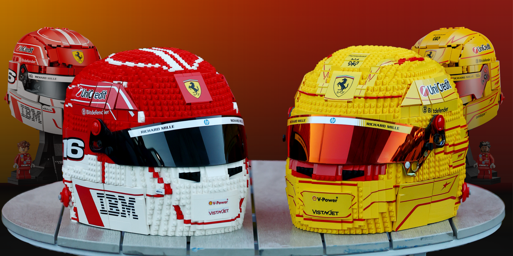 Comienza la temporada al estilo LEGO®: Se presentan nuevos sets de exhibición de cascos LEGO con minifiguras de los pilotos de Scuderia Ferrari HP, Charles Leclerc y Lewis Hamilton.