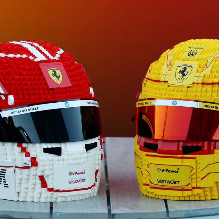 Comienza la temporada al estilo LEGO®: Se presentan nuevos sets de exhibición de cascos LEGO con minifiguras de los pilotos de Scuderia Ferrari HP, Charles Leclerc y Lewis Hamilton.