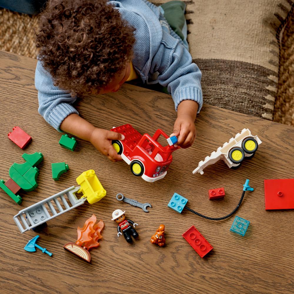 CAMIÓN DE BOMBEROS CON MANGUERA Y BOMBEROS