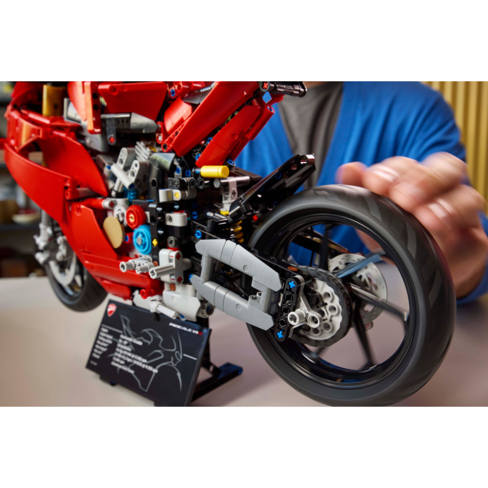 LEGO® Technic: Moto Ducati Panigale V4 S (42202)_011