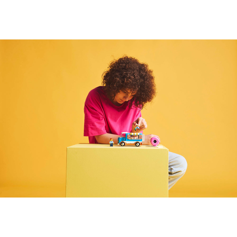 LEGO®City: Camión De Dónuts (60452)_008