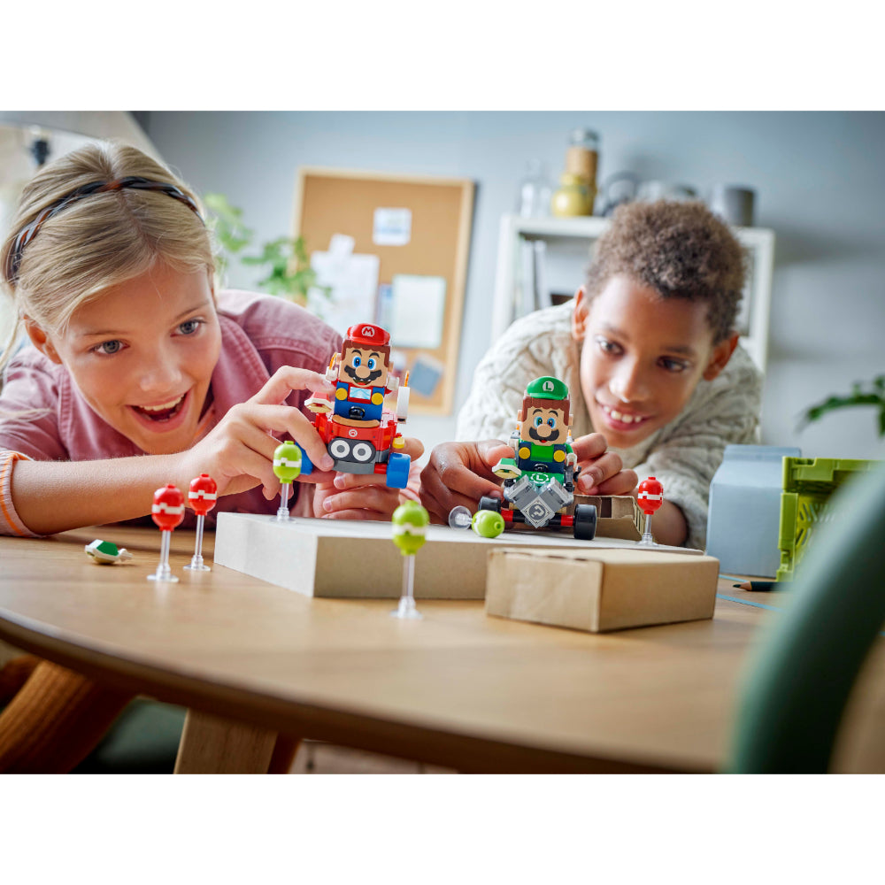 LEGO® Super Mario: Mario Kart™: Bebé Mario Vs. Bebé Luigi (72034)_010
