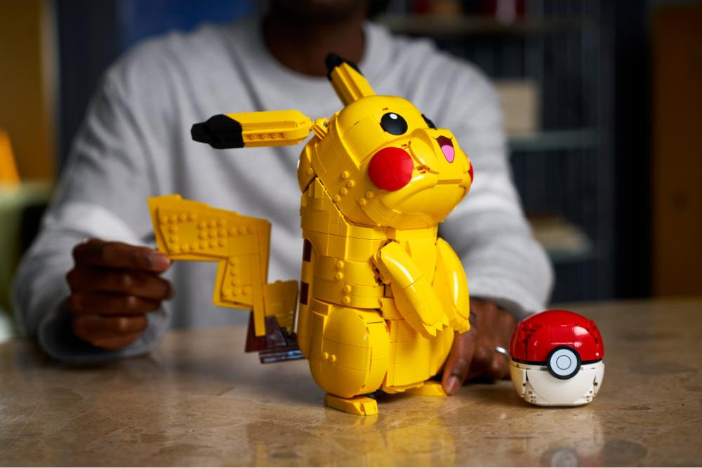 PIKACHU Y POKÉ BALL