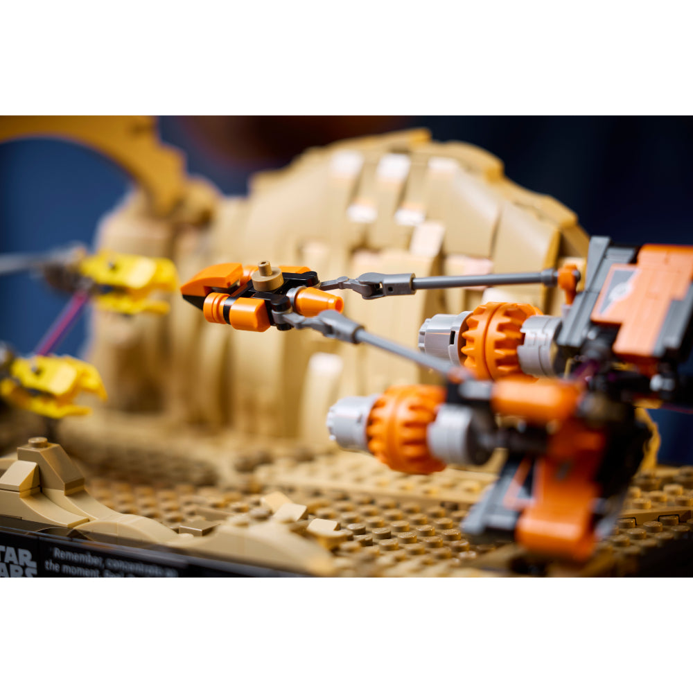 LEGO® Star Wars™: Diorama: Carrera De Vainas De Mos Espa (75380)_007