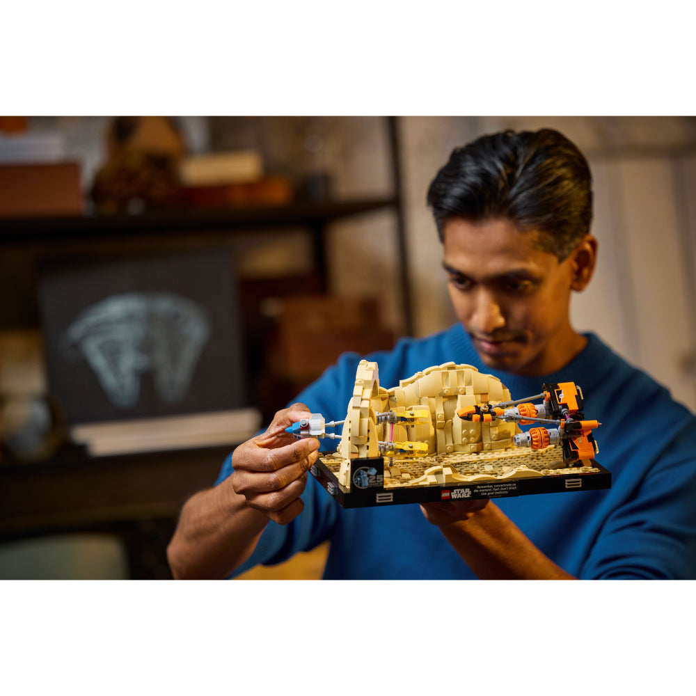 LEGO® Star Wars™: Diorama: Carrera De Vainas De Mos Espa (75380)_010
