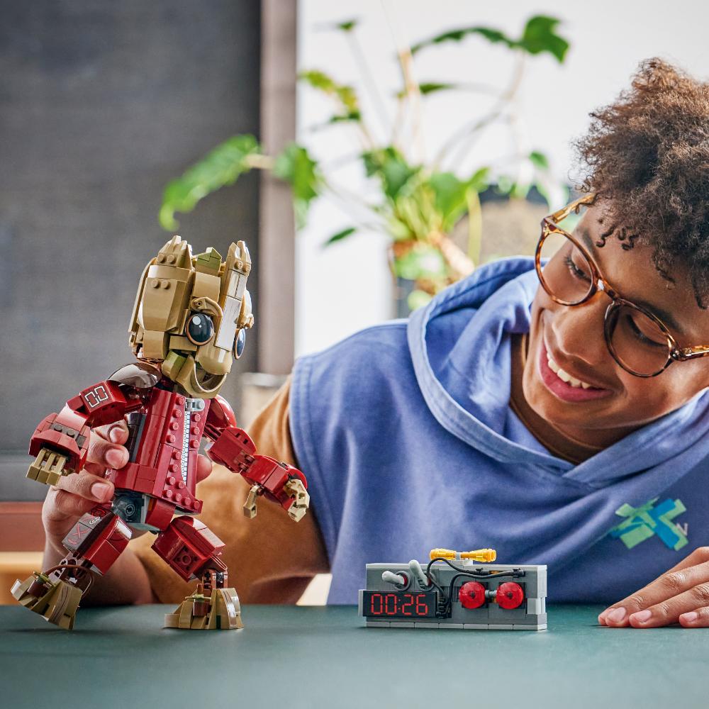 GROOT CON TRAJE DE SAQUEADOR