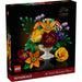 Set LEGO® Botanical Arreglo Floral 10345 con 14 flores personalizables en un elegante florero blanco, ideal como decoración o regalo inspirado en la naturaleza.