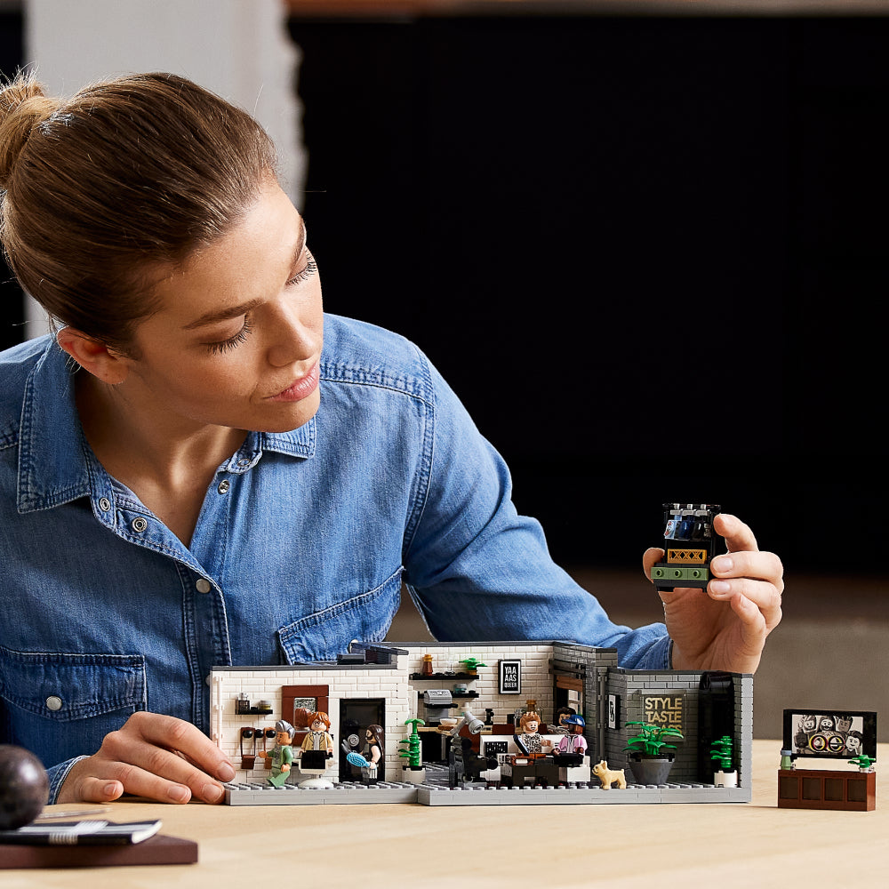 LEGO® Queer Eye: Loft de los Fab 5 (10291)