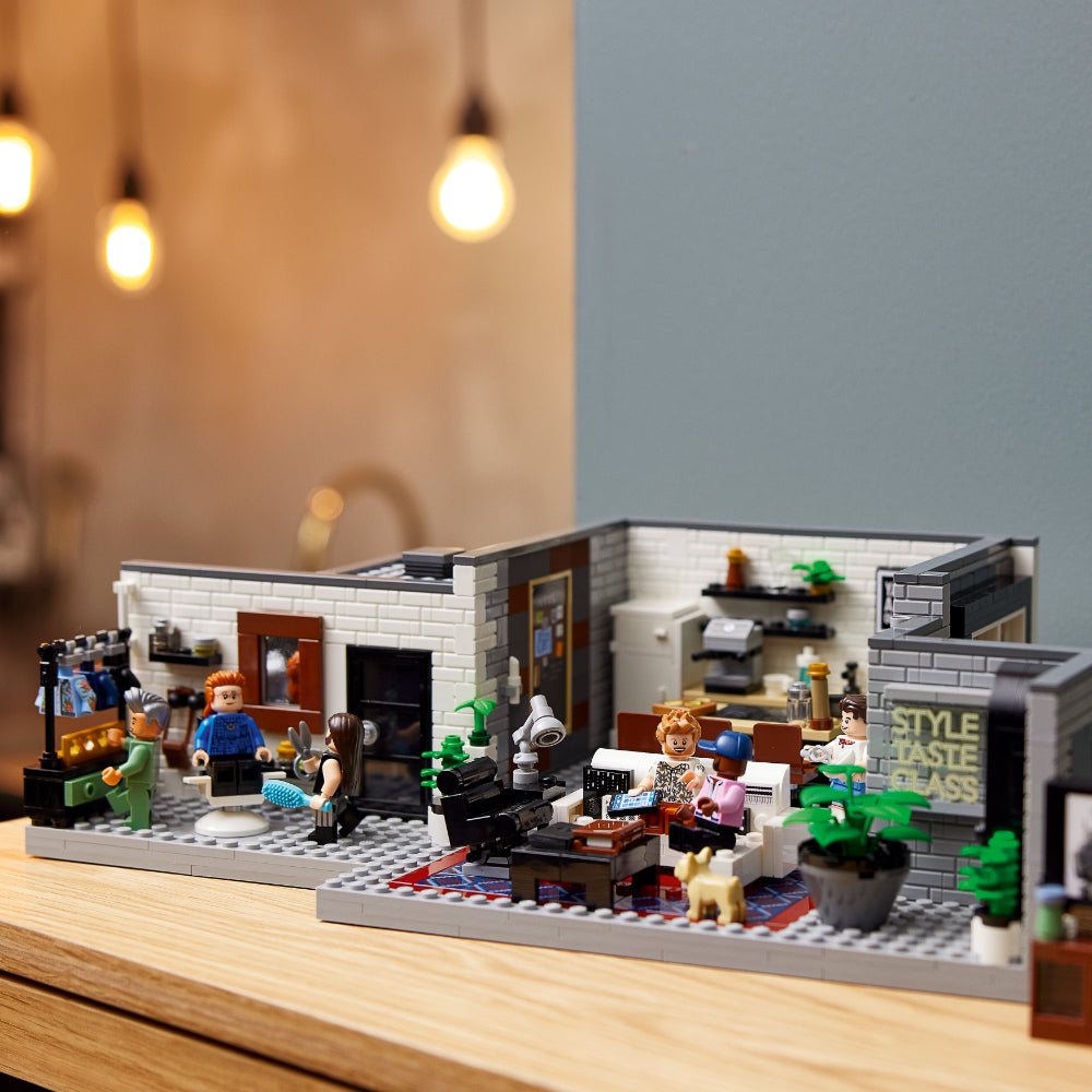 LEGO® Queer Eye: Loft de los Fab 5 (10291)