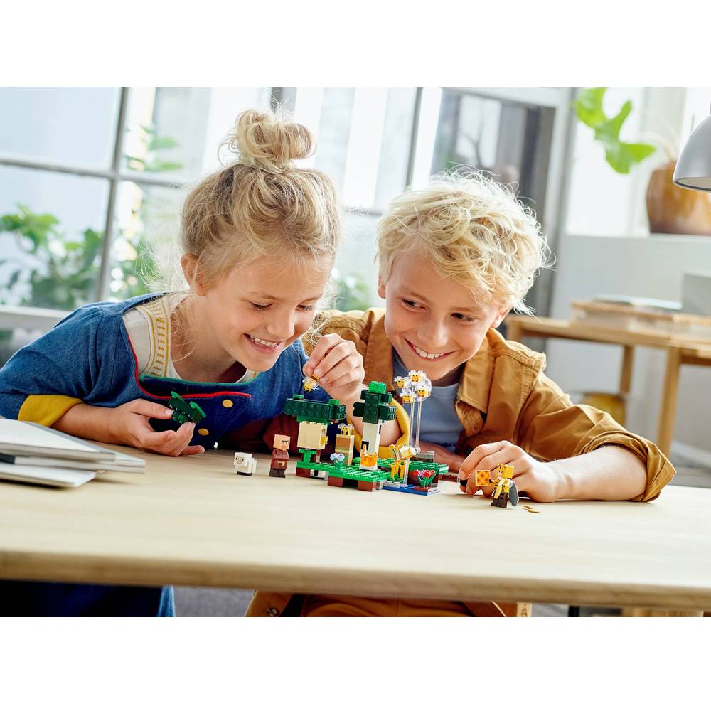 LEGO® Minecraft™ La Granja De Abejas (21165)