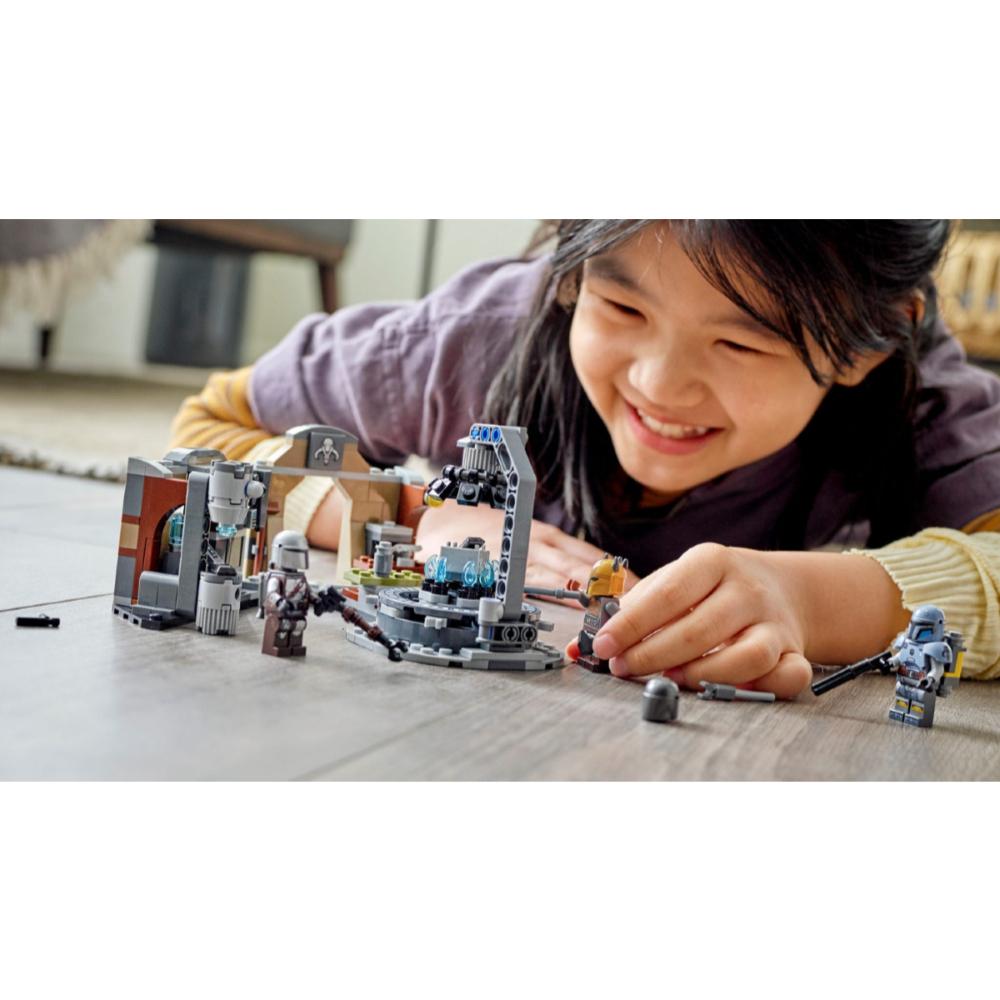 LEGO® Star Wars™: Forja Mandaloriana de la Armera (75319)