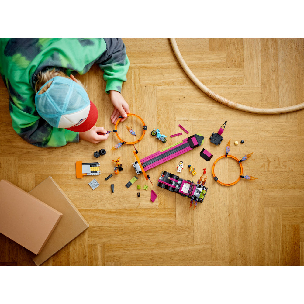 DESAFÍO ACROBÁTICO: CAMIÓN Y ANILLOS DE FUEGO