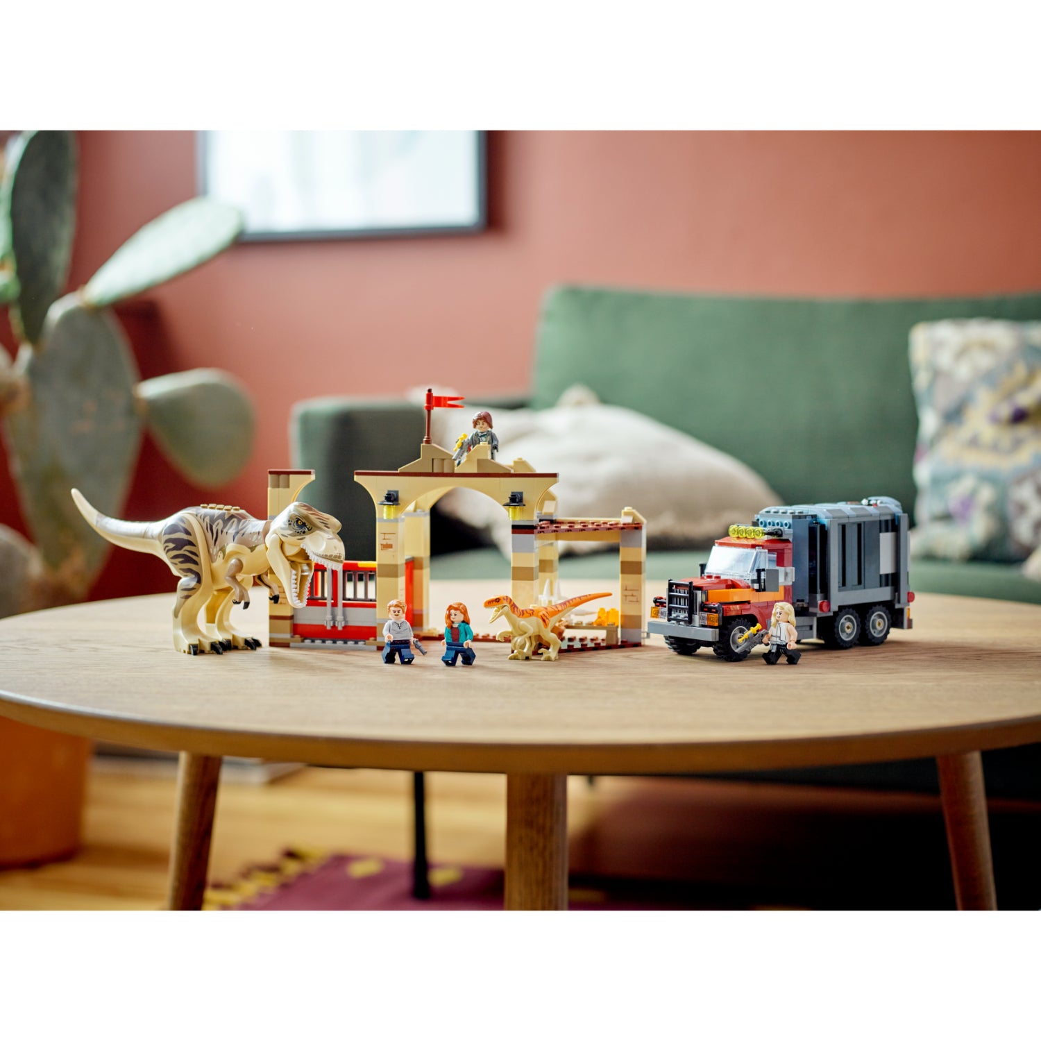 LEGO® Fuga de dinosaurios T. rex y Atrociraptor (76948)