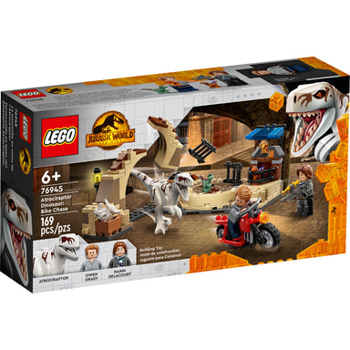 Revive la acción de Jurassic World Dominion con el set LEGO® Atrociraptor Dinosaur: Bike Chase (76945). Construye un mercado, una motocicleta y un Atrociraptor posable, e incluye minifiguras de Owen Grady y Rainn Delacourt con pistola tranquilizante. Disfruta de emocionantes juegos de rol y combínalo con otros sets de la serie para aventuras dinosauriales aún más épicas. Ideal para niños a partir de 6 años.